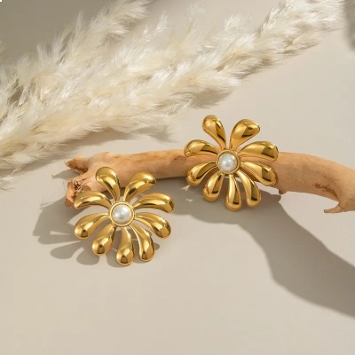 Aretes flor perla, acero inoxidable, Bafy joyeria.